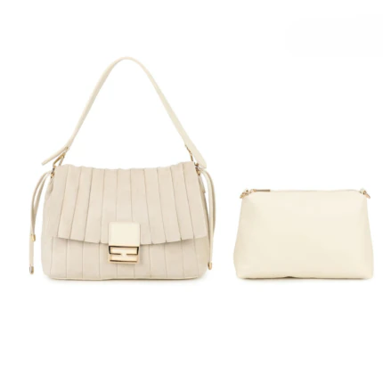 Sac épaule femme beige plissé avec fermoir doré, présenté avec sa pochette assortie
