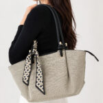 Sac cabas femme beige texturé avec foulard noir chic