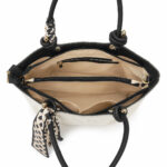 Sac cabas femme beige texturé avec foulard noir chic – Image 4
