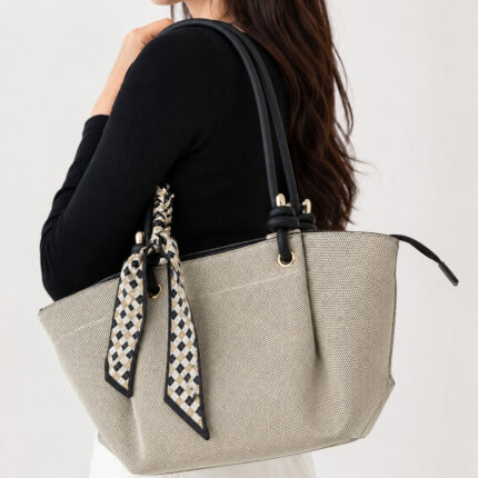 Sac cabas femme beige texturé avec foulard noir chic