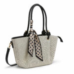 Sac cabas femme beige texturé avec foulard noir chic – Image 5