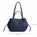 Dimensions du sac cabas bleu marine effet grainé : hauteur 23 cm et largeur 35 cm