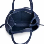 Sac cabas bleu marine ouvert vu de dessus : doublure bleue, zip argenté et poche intérieure
