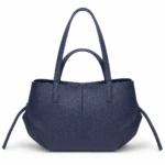 Sac cabas bleu marine effet grainé vu de face avec anses longues, anses courtes et liens dénoués