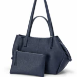 Sac cabas bleu marine grainé présenté avec sa pochette zippée assortie