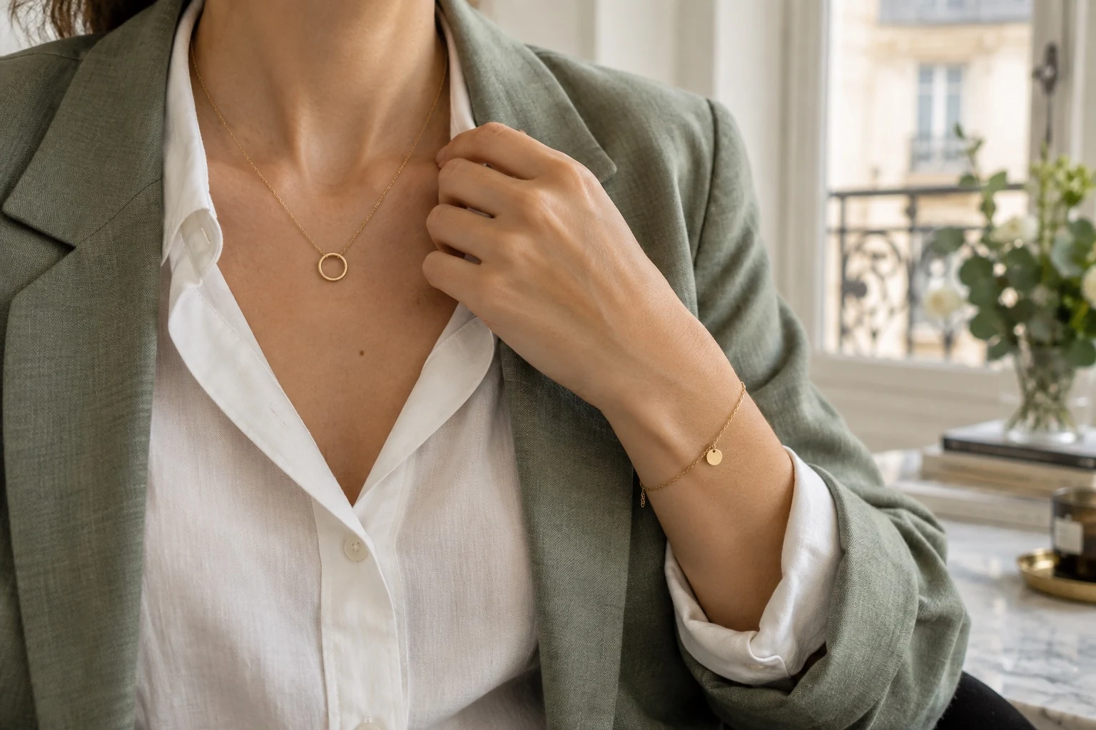 Idée de tenue avec un collier doré fin et un bracelet assorti